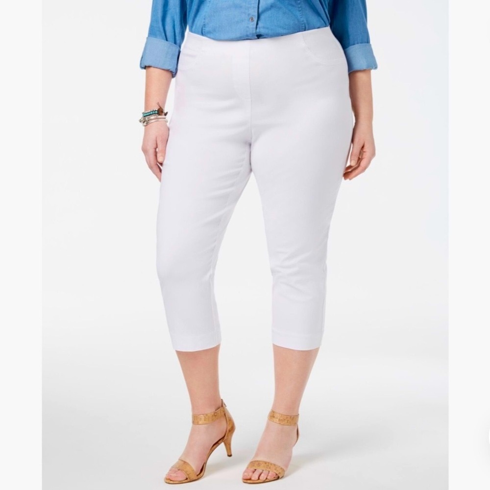 Style & Co. white pull on mid rise stretch capri's. Women's size 3X